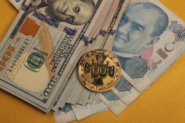 Billetes de lira turca dólares estadounidenses y moneda bitcoin