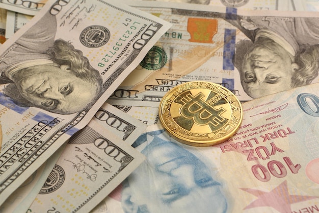 Billetes de lira turca dólares estadounidenses y moneda bitcoin