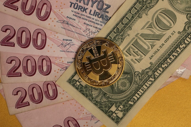 Billetes de lira turca dólares estadounidenses y moneda bitcoin