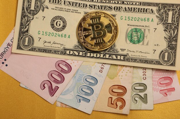 Billetes de lira turca dólares estadounidenses y moneda bitcoin