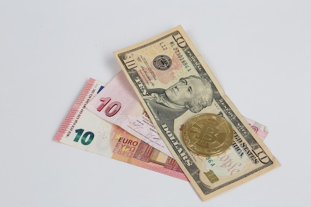 Billetes de lira turca Dólares estadounidenses Moneda de euro y bitcoin