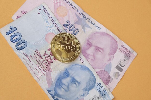 Billetes de lira turca y moneda bitcoin
