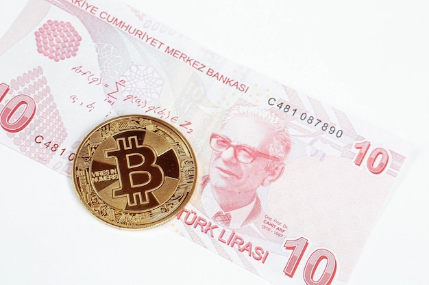 Billetes de lira turca y moneda bitcoin