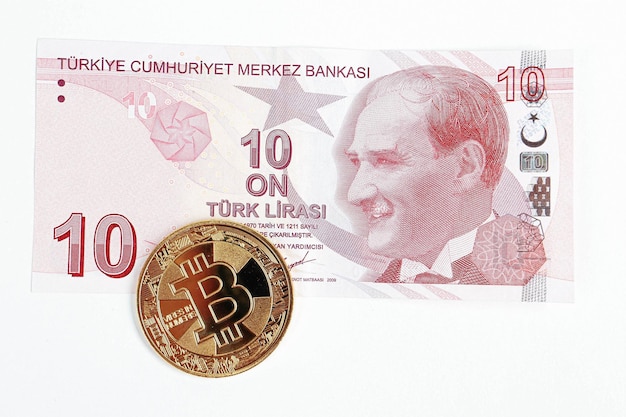 Foto billetes de lira turca y moneda bitcoin