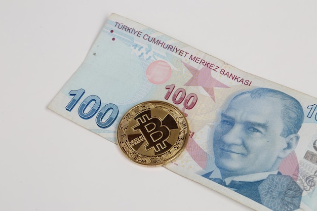 Billetes de lira turca y moneda bitcoin