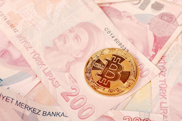 Billetes de lira turca y moneda bitcoin