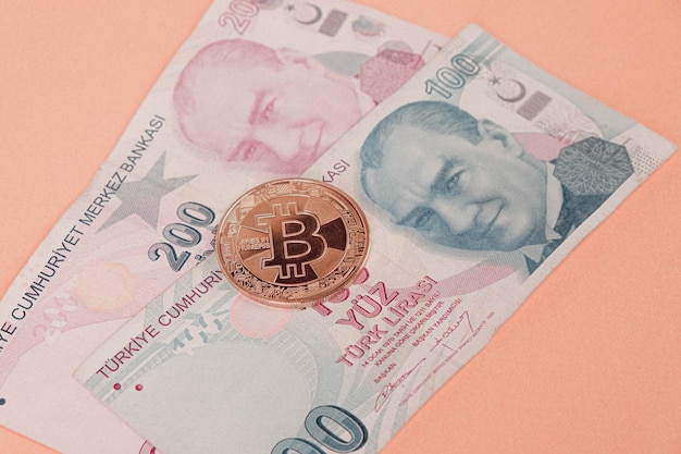 Billetes de lira turca y moneda bitcoin