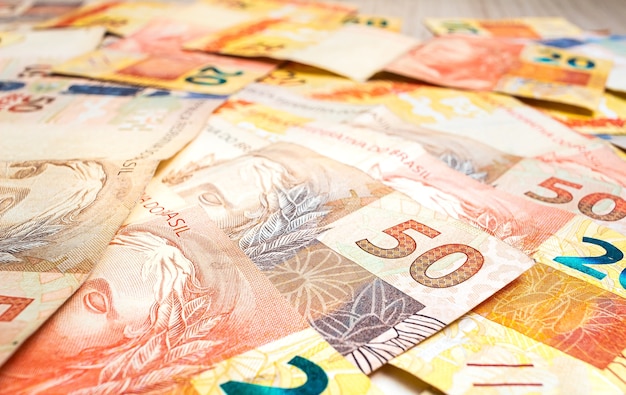 Billetes reales brasileños en primer plano para el concepto de economía brasileña