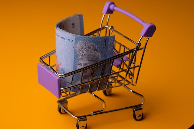 billetes de un ringgit de Malasia en trolley. concepto económico RM. Malasia ringgit. divisa.