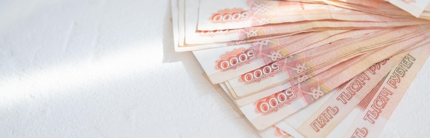 Billetes de rublos rusos emitidos por el Banco de Rusia Sistema financiero y economía de Rusia Sistema monetario mundial Economía de guerra comercial inversión financiera empresarial Sanciones y problema Crecimiento de precios