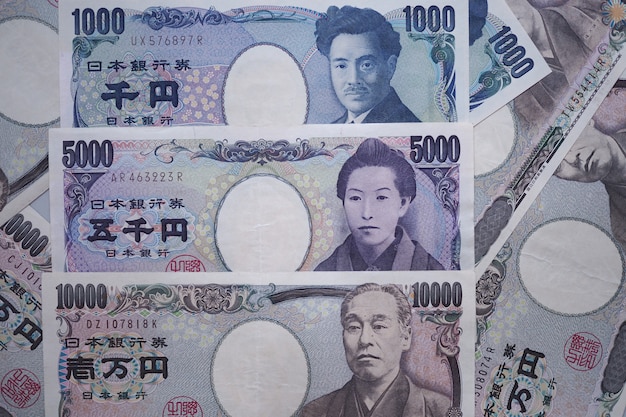 Billetes de yen japonés y monedas de yen japonés por concepto de dinero