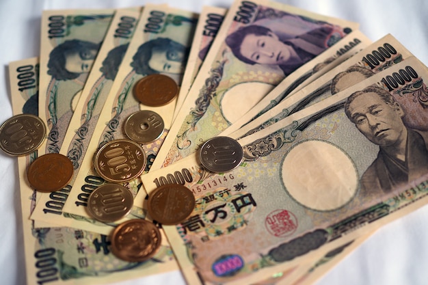 Billetes de yenes japoneses y monedas de yenes japoneses por concepto de dinero.