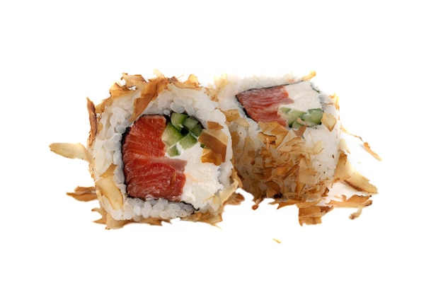 Billige Version von Sushi-Rollen auf weißem Hintergrund japanisches Essen aus Reis und rotem Fisch