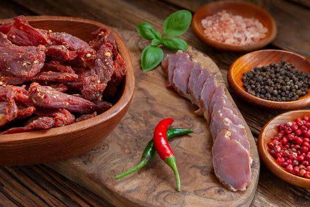 Foto biltong de carne seca com pimenta picante e especiarias