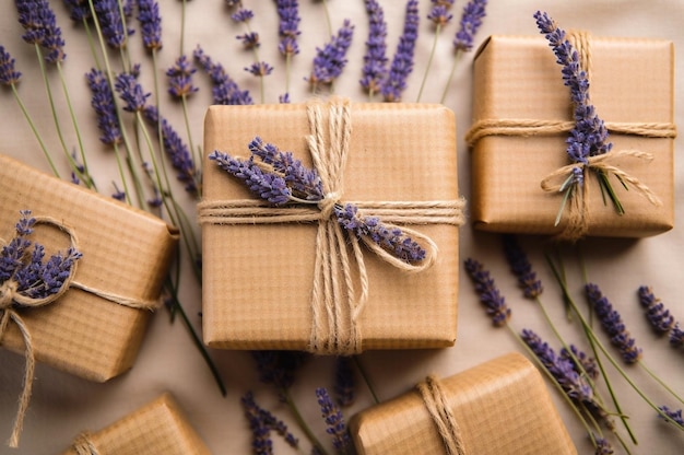 Bindfaden-Geschenkboxen mit Lavendel und brennender Kerze auf Kraftpapier Generative AI