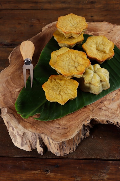 Bingka Kentang oder Kartoffelkuchen ist ein traditioneller Pfannkuchen aus Kalimantan Indonesien