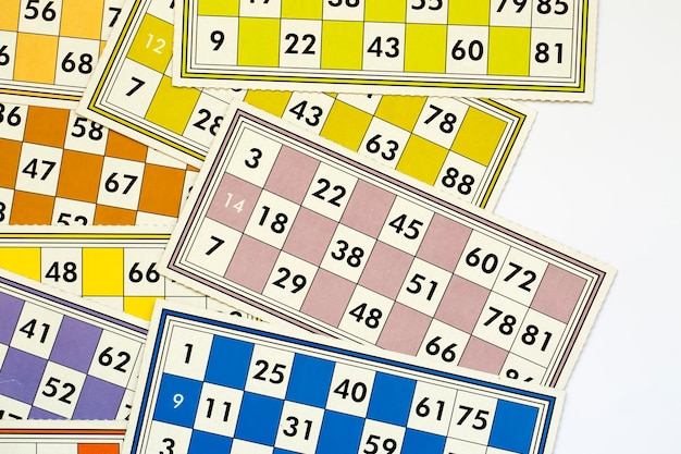 Bingo-Karten (Tombola / Lotto) und mit Zahlen isoliert