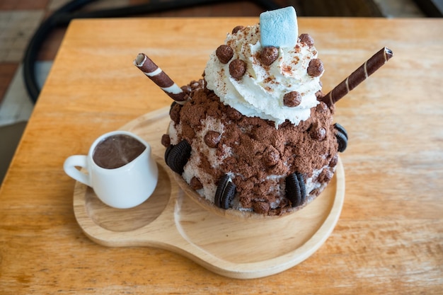 Bingsu Dessert Eisflocken Schokolade und Schlagsahne in Holzschale