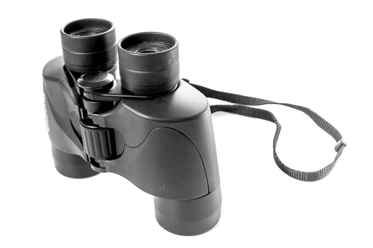 Foto el binocular negro sobre un fondo blanco