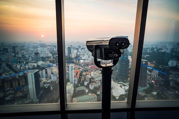 Binoculares o telescopio en la parte superior del rascacielos en el dispositivo de observación para hacer turismo desde la parte superior de un rascacielos Saigón o Ciudad Ho Chi Minh Vietnam