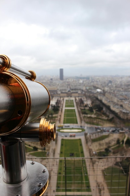 Foto binoculares operados con monedas en la torre eiffel con vistas a la ciudad