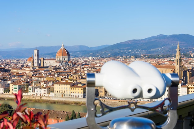 Binoculares en la plataforma de observación en el Piazzale Michelangelo Florencia Italia en el día soleado vista aérea del paisaje urbano