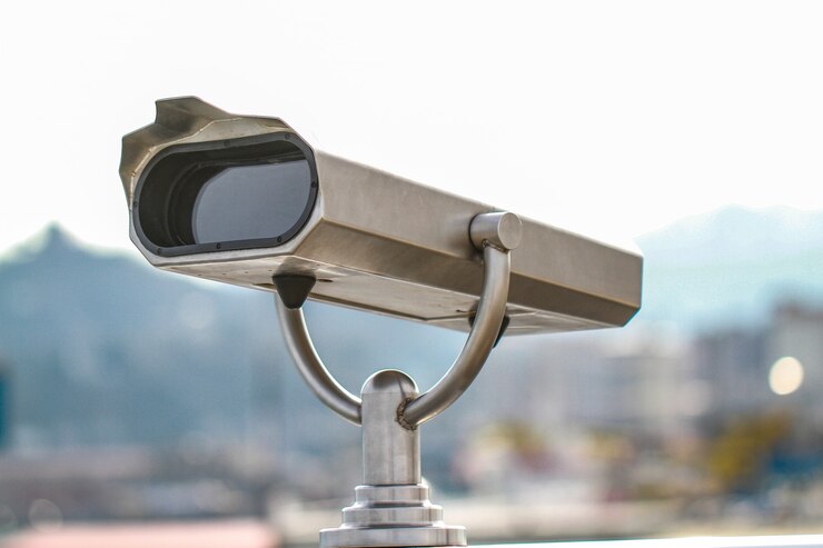Foto binoculares telescopio en plataforma de observación para turistas. binoculares turísticos electrónicos que funcionan con monedas