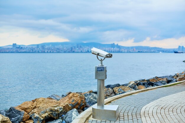 Foto binóculos de turismo turístico no passeio da ilha de buyukada, com vista para istambul.