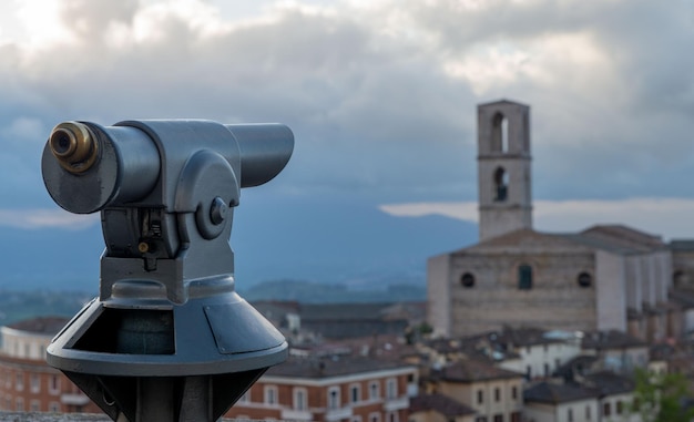 Binóculos para olhar a igreja de San Domenico