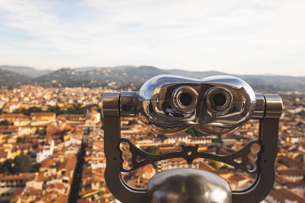 Binóculos para ver uma vista elevada de Firenze, Toscana, Itália.