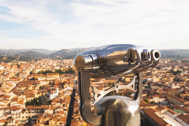 Binóculos para ver uma vista elevada de firenze, toscana, itália.