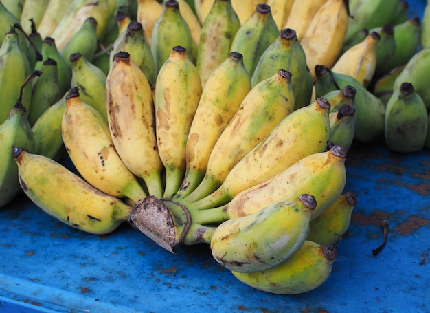 Bio-Bananen zu verkaufen. Bündel reife Bananen am Landwirtmarkt, Thailand