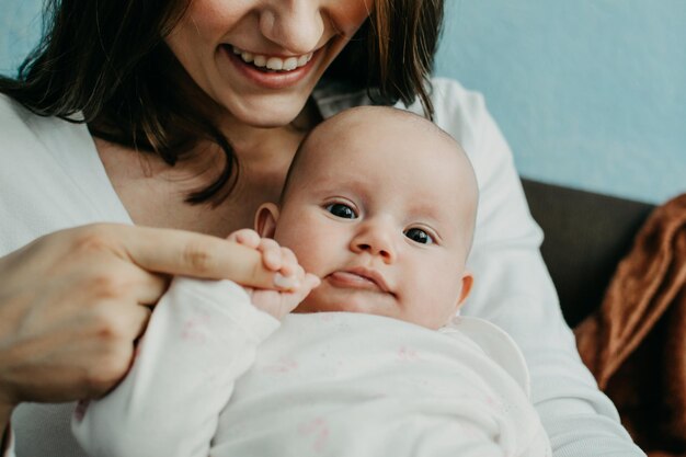 Bio-Baumwolle Neugeborenes Babykleidung süßes Neugeborenes im weißen Body aus Bio-Baumwolle liegend