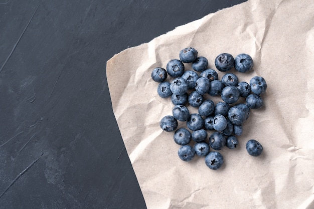 Bio-Blaubeeren auf einem Bastelpapier