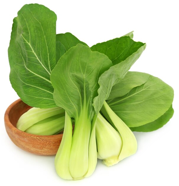 Bio Bok Choy in einer Holzschale auf weißem Hintergrund