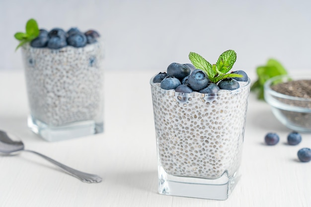 Bio-Chiapudding aus in Pflanzenmilch eingeweichten Samen mit Beeren-Minze-Topping