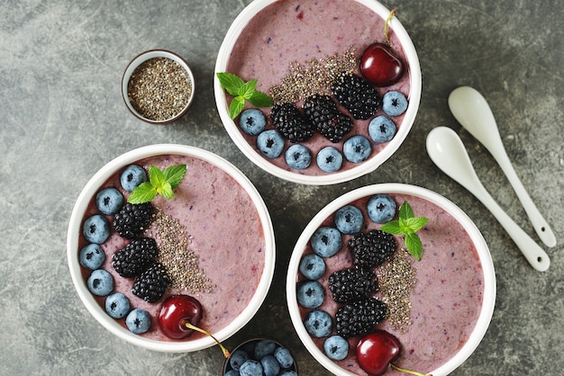 Bio-Chiasamen-Smoothie mit Brombeeren, Kirschen, Blaubeeren und Joghurt