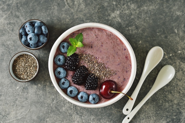 Bio-Chiasamen-Smoothie mit Brombeeren, Kirschen, Blaubeeren und Joghurt