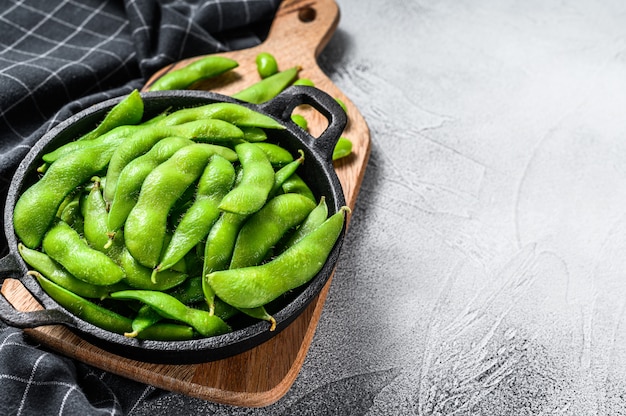 Bio-Edamame-Bohnen in einer Pfanne. Draufsicht