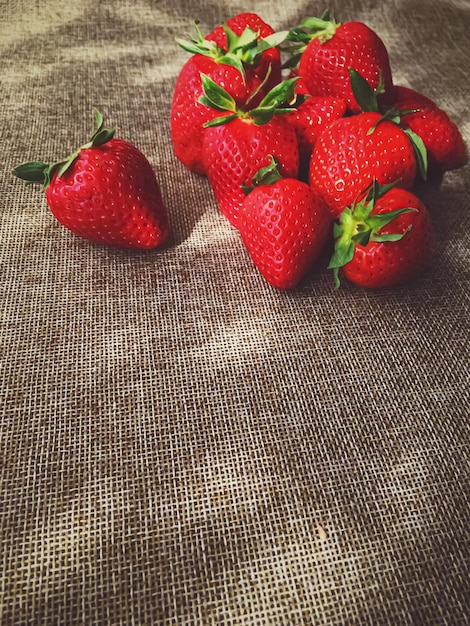 Bio-Erdbeeren auf rustikalem Leinenhintergrund