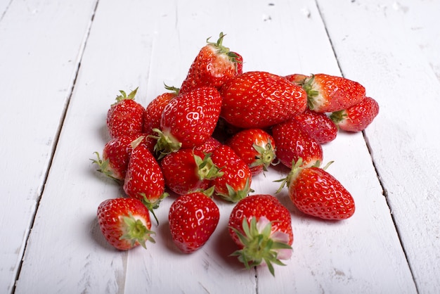 Bio fresas en una mesa.