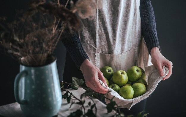 Bio frisch nur im Garten von saftigen grünen Äpfeln gesammelt.