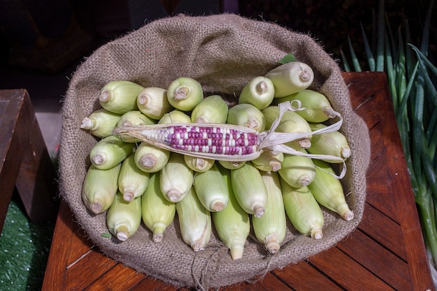 Bio, frisch, süßer Mais zum Verkauf auf einem lokalen Bauernmarkt in Bali, Indonesien. Nahaufnahme. Das Konzept der Bio-Lebensmittel