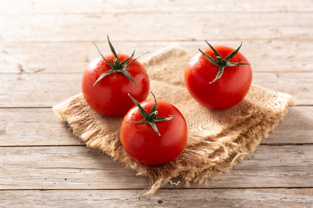 Bio frische Tomaten auf Holztisch