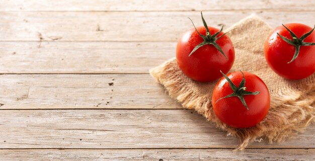 Bio frische Tomaten auf Holztisch