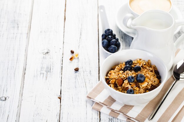 Bio-Frühstücksflocken mit Nussmilch und Beeren