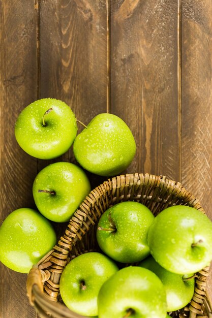 Bio Granny Smith Äpfel auf dem Tisch.