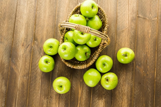 Bio Granny Smith Äpfel auf dem Tisch.