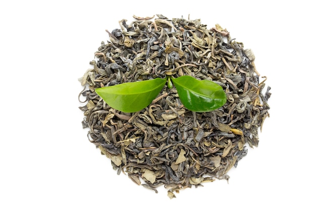 Bio grünes Teeblatt isoliert auf weiß isoliert
