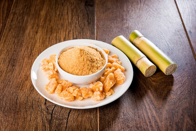 Bio-Gur- oder Jaggery-Pulver ist unraffinierter Zucker, der aus konzentriertem Zuckerrohrsaft gewonnen wird. in einer Schüssel serviert. selektiver Fokus